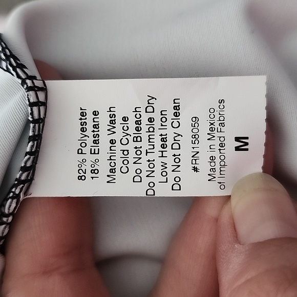 NWT Waterlily designs workout crop top black/white w/feather design size medium - Picture 5 of 6